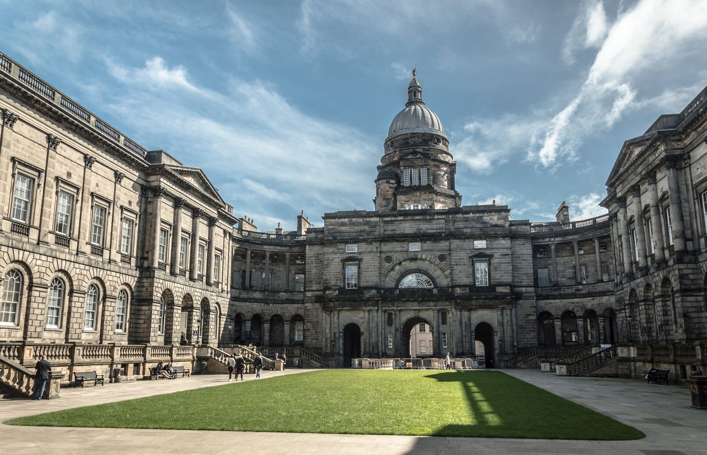 Edinburgh Doctors Carry Out UK's First Frozen Testicular Tissue Transplant to Help Restore Fertility
